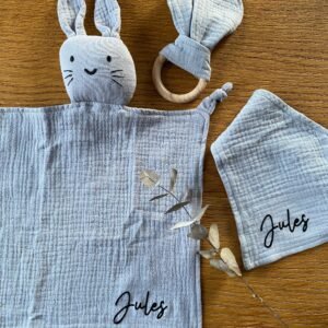 Ensemble doudou bavoir et hochet